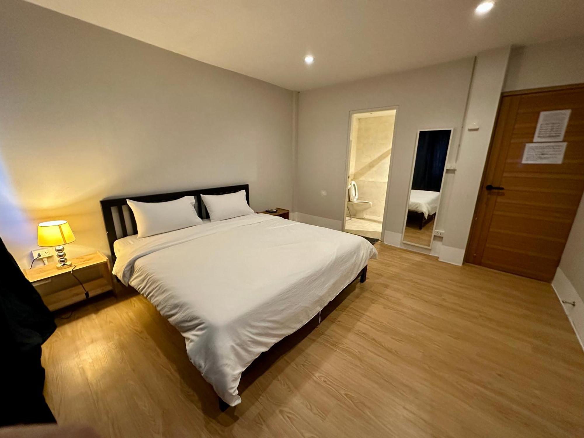 The Cute Silom Hostel Bangkok Exterior photo
