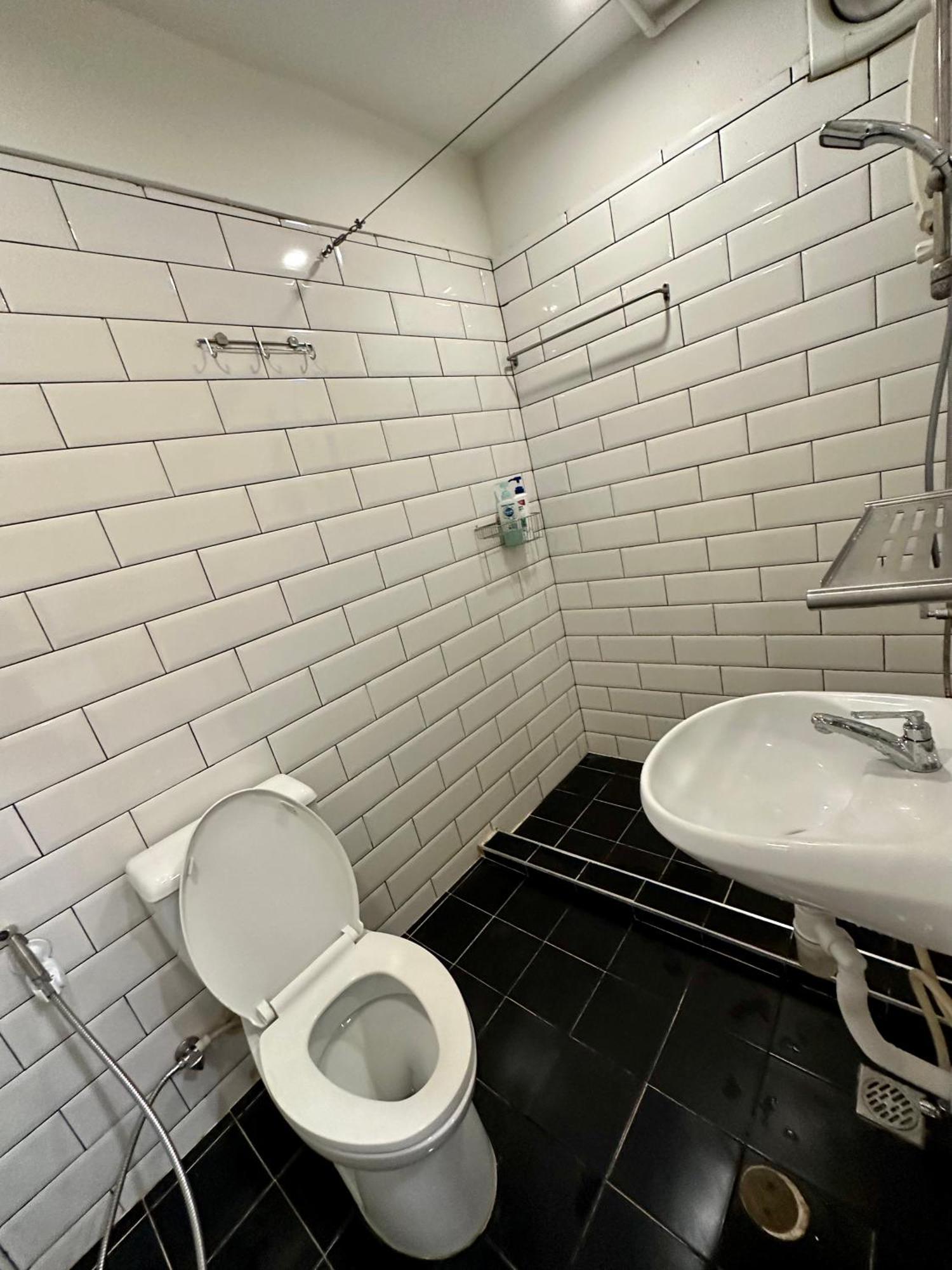 The Cute Silom Hostel Bangkok Exterior photo