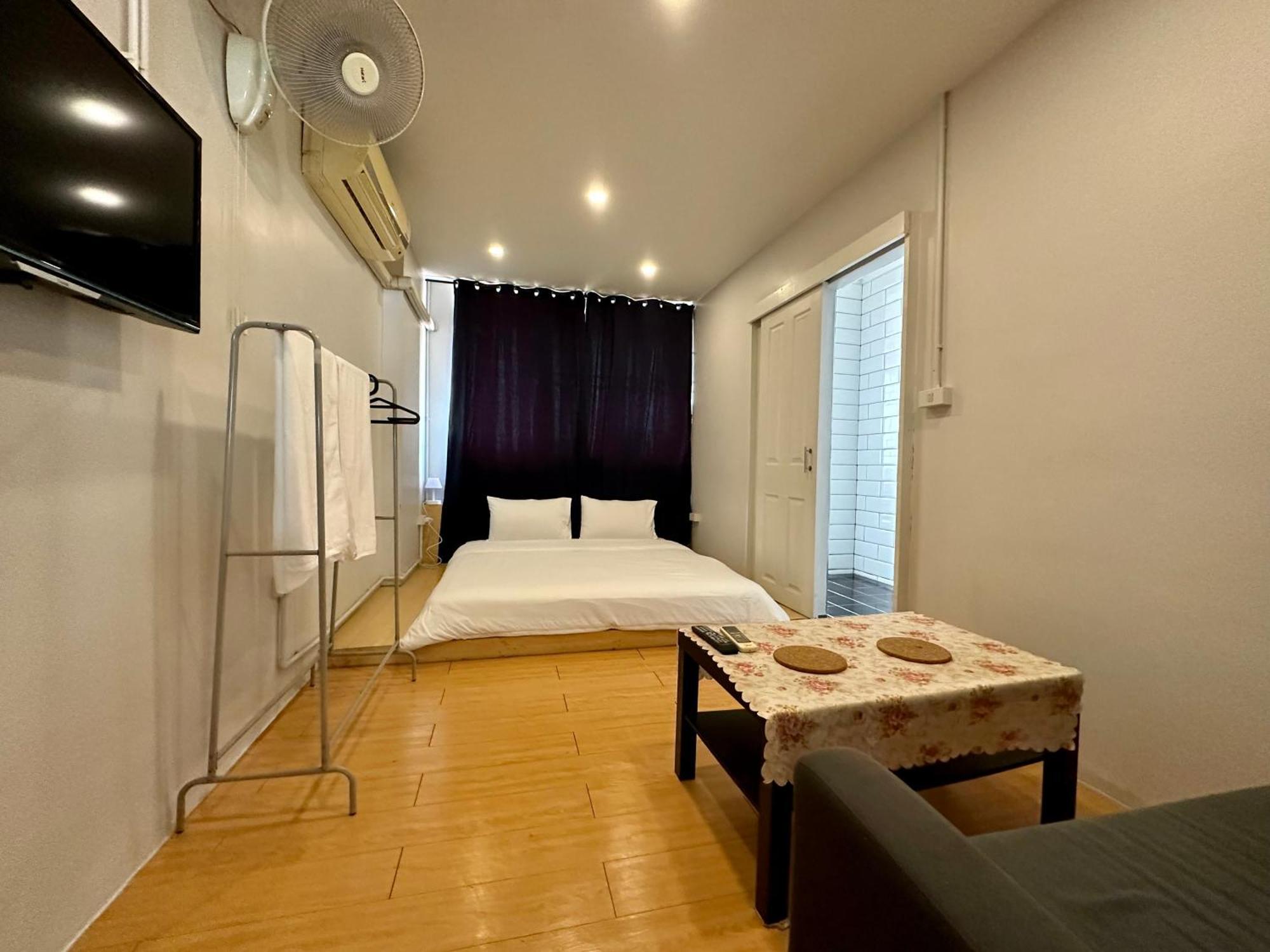 The Cute Silom Hostel Bangkok Exterior photo