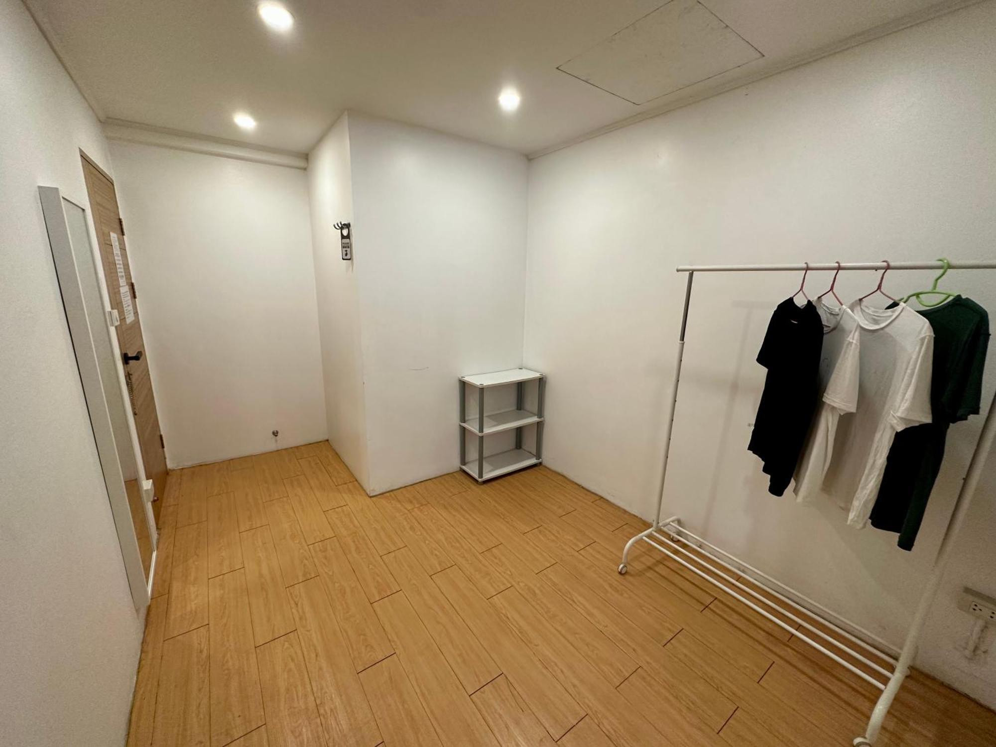 The Cute Silom Hostel Bangkok Exterior photo