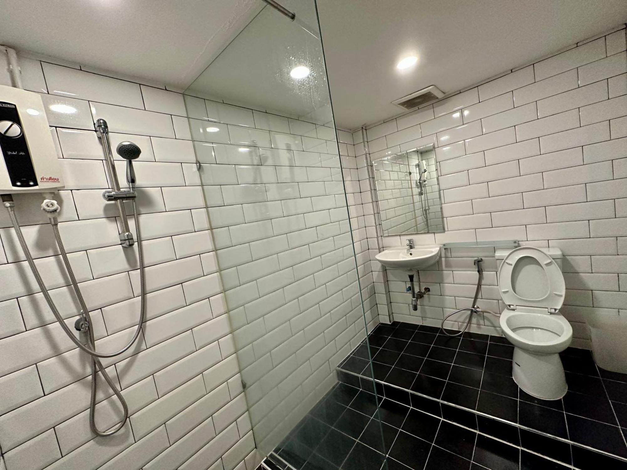 The Cute Silom Hostel Bangkok Exterior photo