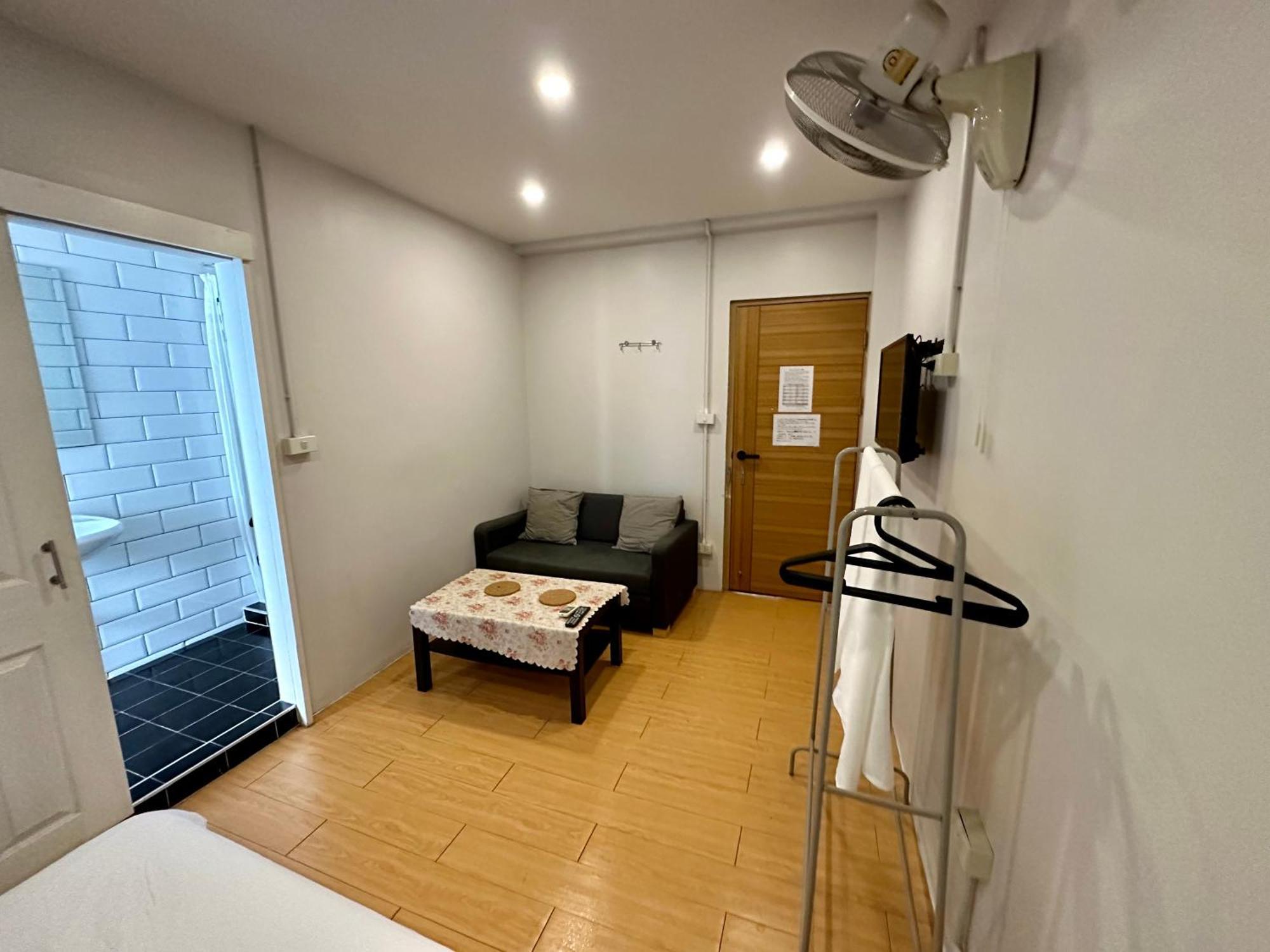 The Cute Silom Hostel Bangkok Exterior photo