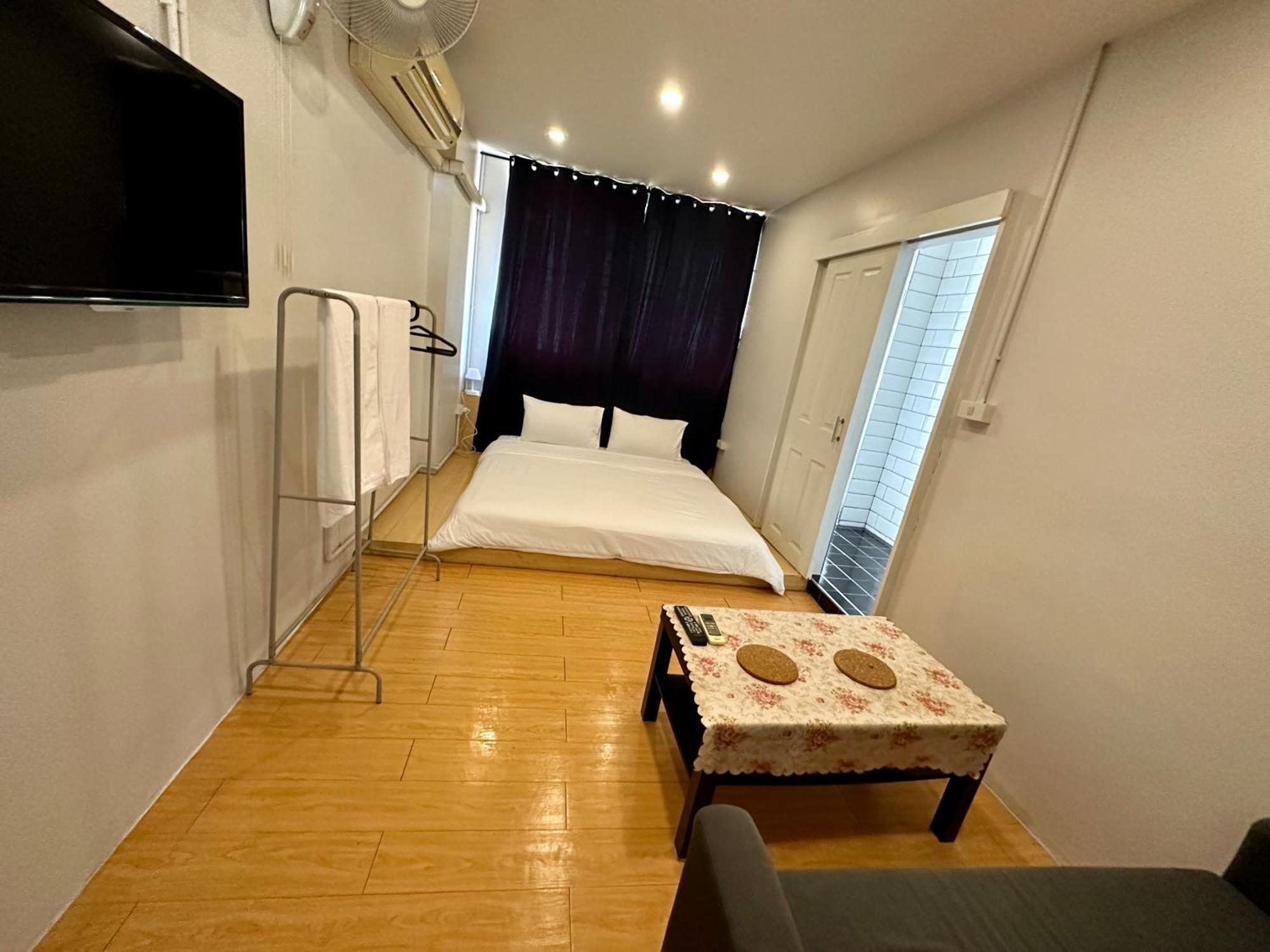 The Cute Silom Hostel Bangkok Exterior photo