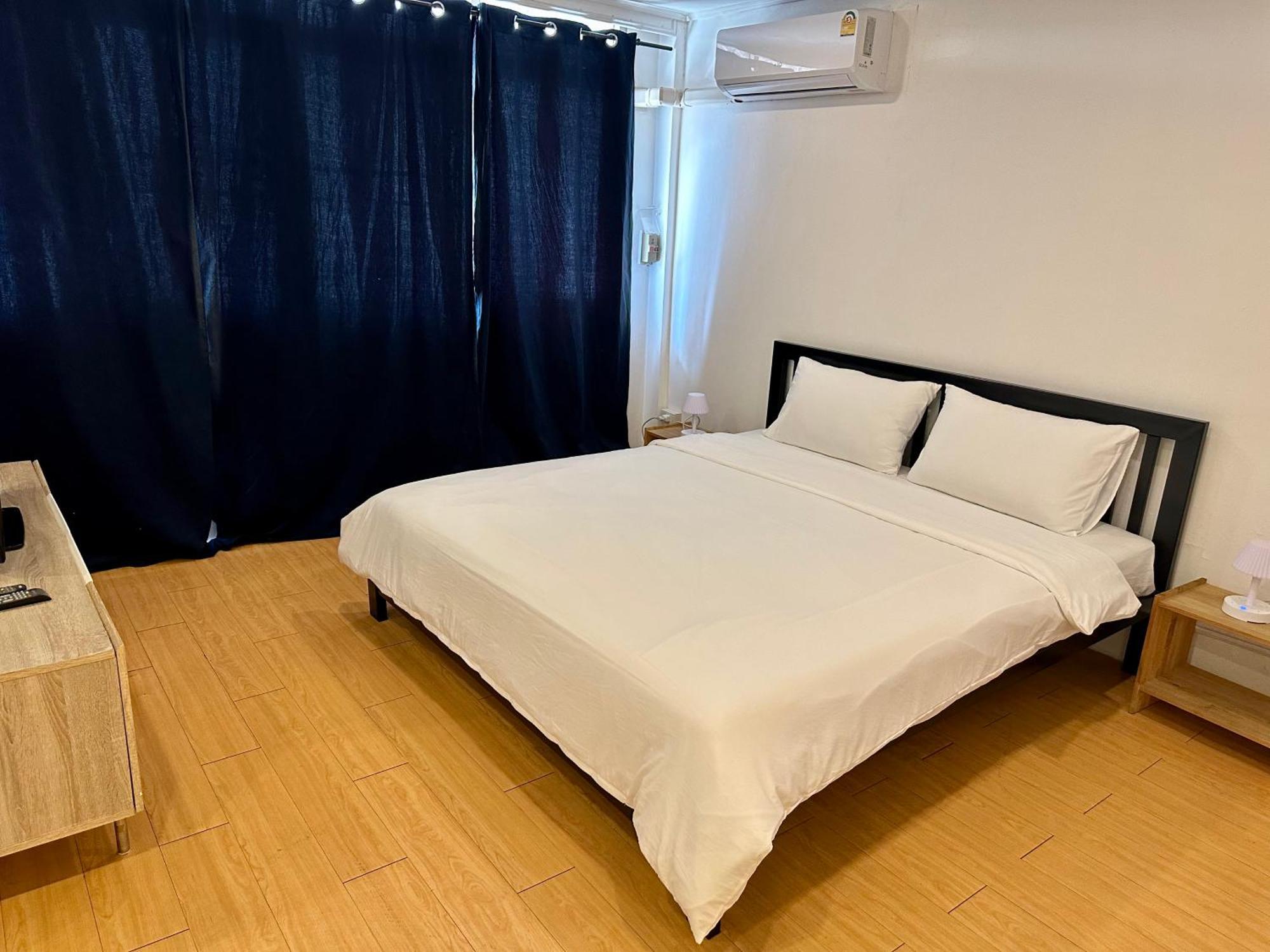The Cute Silom Hostel Bangkok Exterior photo