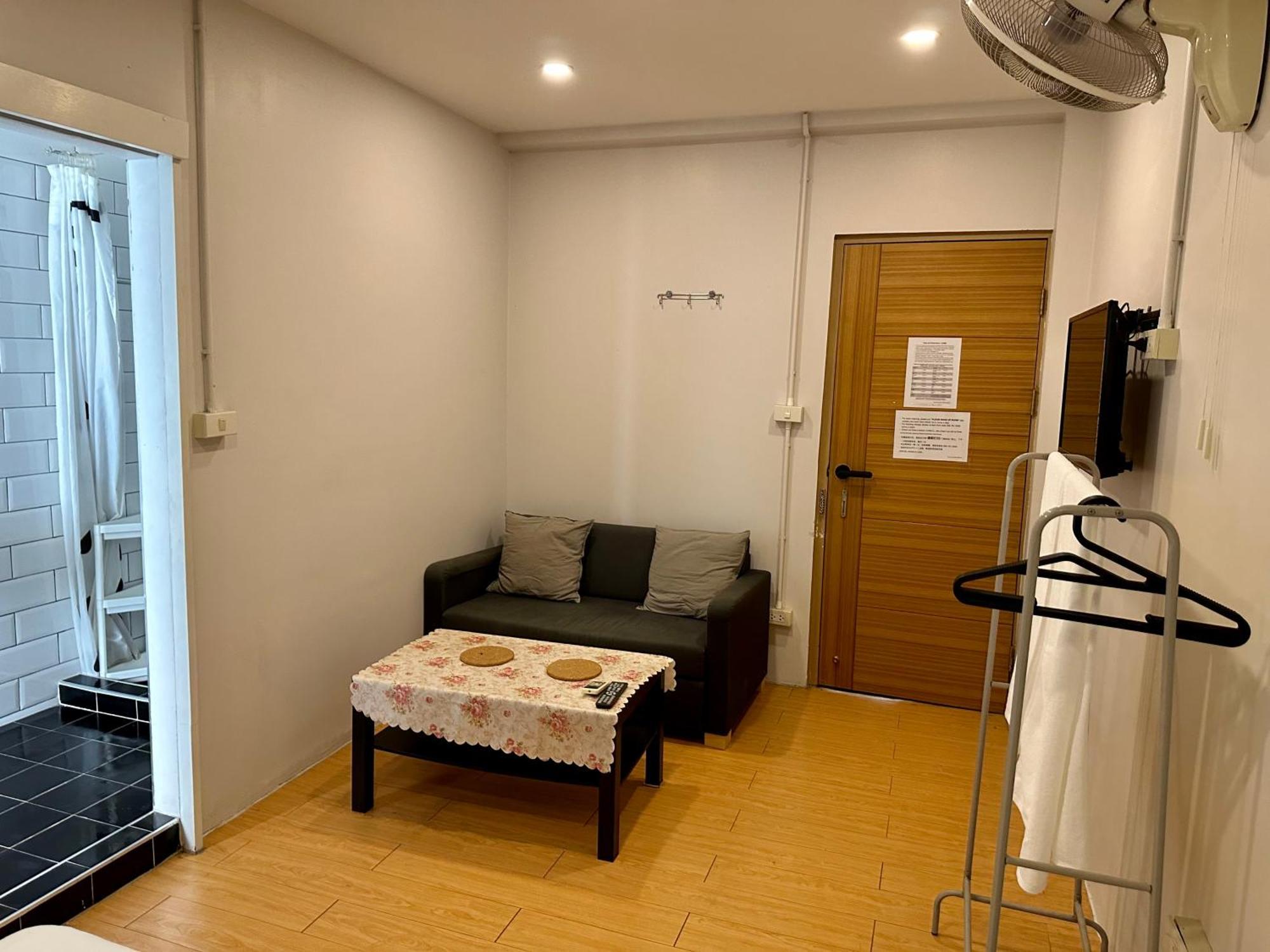The Cute Silom Hostel Bangkok Exterior photo