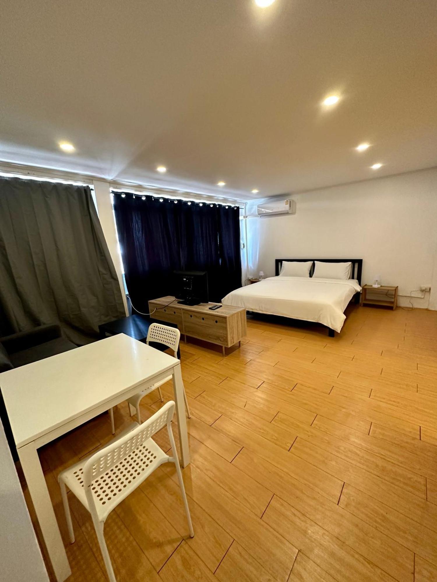 The Cute Silom Hostel Bangkok Exterior photo