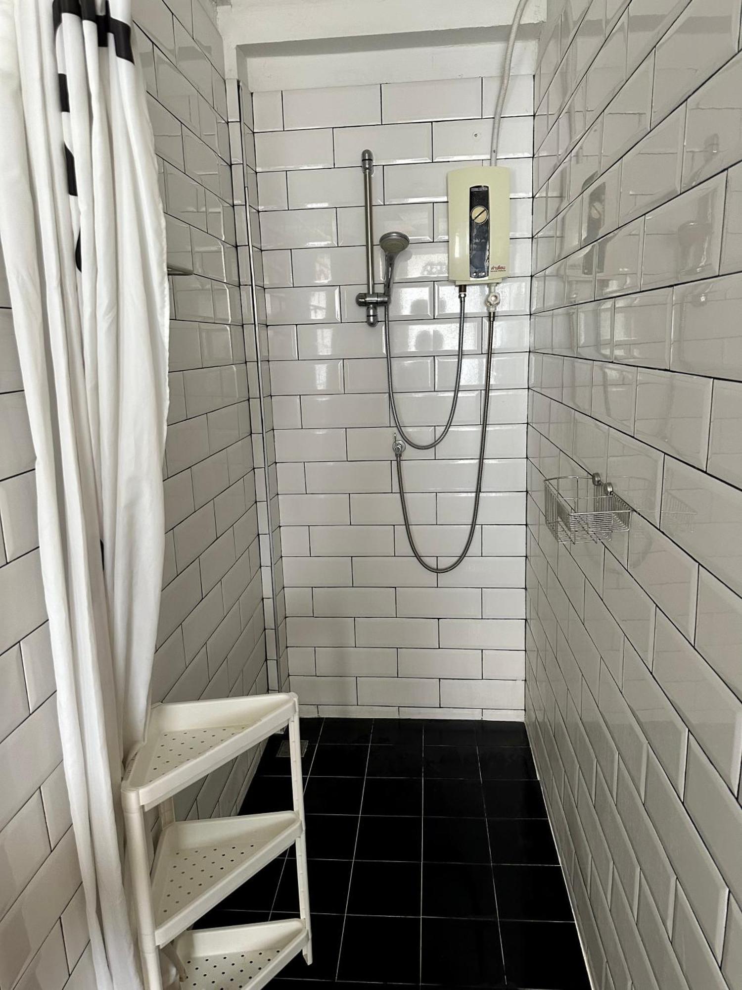 The Cute Silom Hostel Bangkok Exterior photo