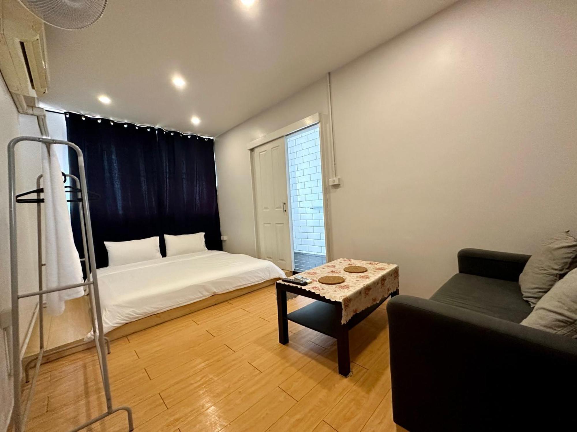 The Cute Silom Hostel Bangkok Exterior photo