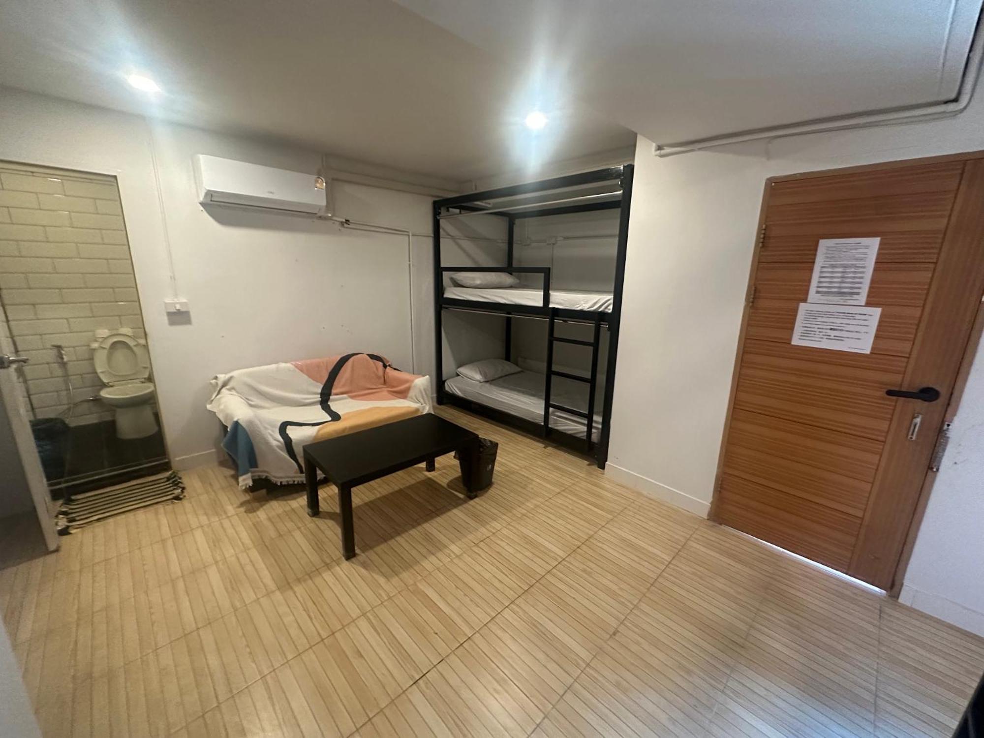 The Cute Silom Hostel Bangkok Exterior photo