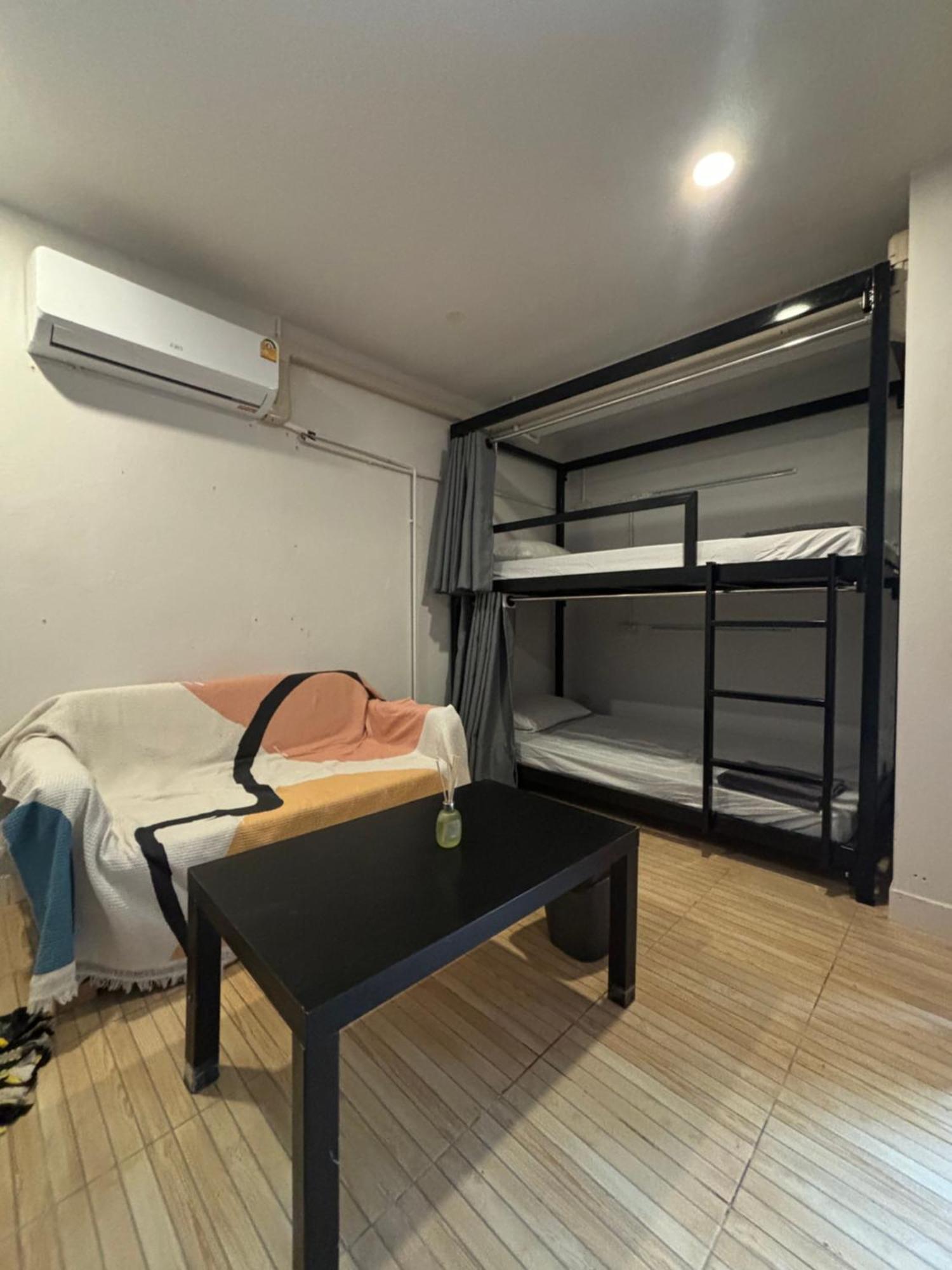 The Cute Silom Hostel Bangkok Exterior photo